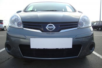 Защитная сетка в бампер (низ, ячейка 3х7 мм) Стрелка11 Стандарт Nissan Note  1 (2008-2013) E11 рестайлинг (Чёрная)