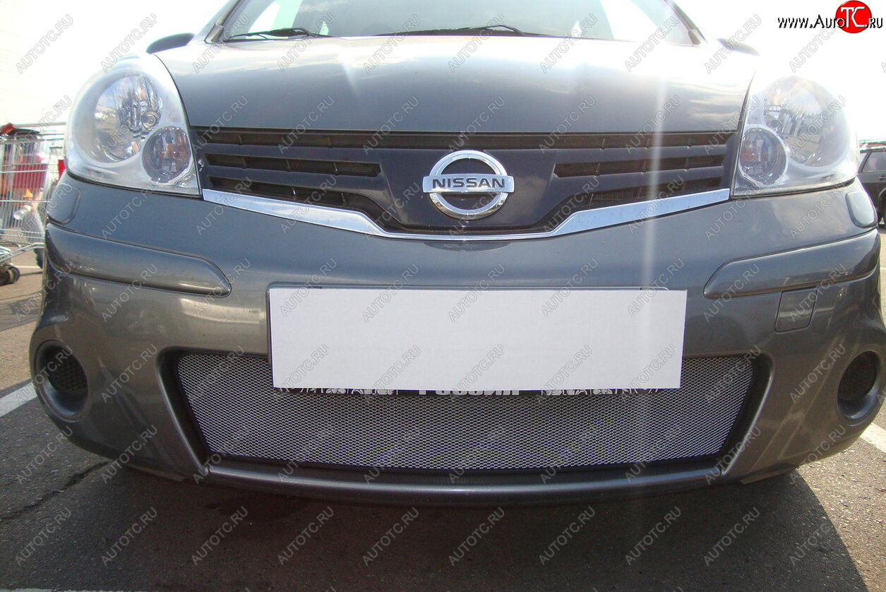 3 179 р. Защитная сетка в бампер (низ, ячейка 3х7 мм) Стрелка11 Стандарт  Nissan Note  1 (2008-2013) E11 рестайлинг (Хром)  с доставкой в г. Керчь