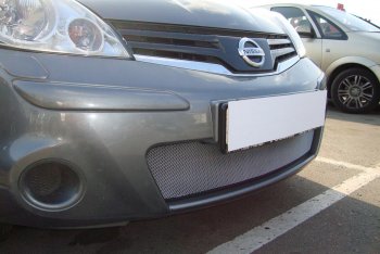 3 179 р. Защитная сетка в бампер (низ, ячейка 3х7 мм) Стрелка11 Стандарт  Nissan Note  1 (2008-2013) E11 рестайлинг (Хром)  с доставкой в г. Керчь. Увеличить фотографию 3