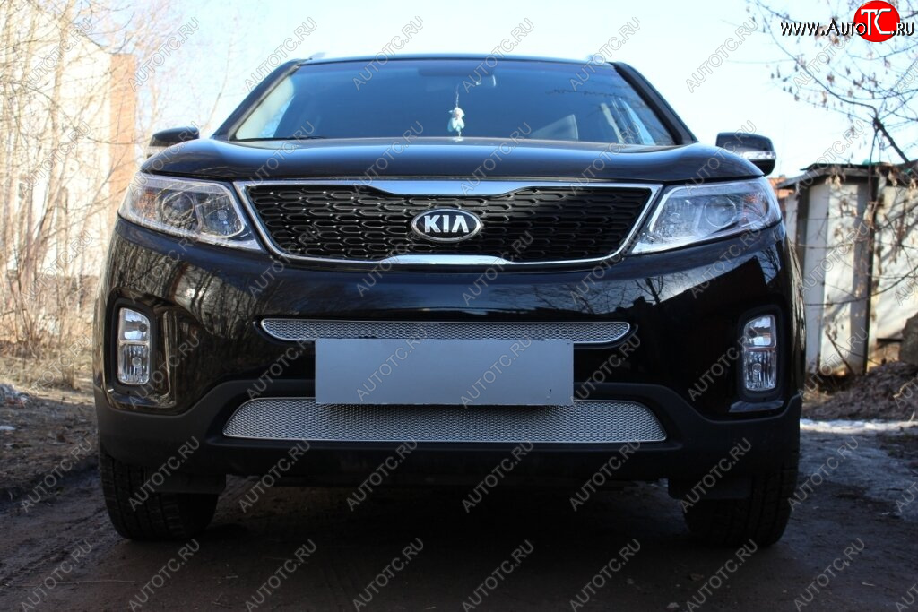 4 299 р. Защитная сетка в бампер (середина, ячейка 4х10 мм) Alfeco Премиум KIA Sorento XM рестайлинг (2012-2015) (Хром)  с доставкой в г. Керчь