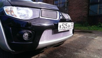 4 199 р. Защитная сетка в бампер (низ, ячейка 4х10 мм) Alfeco Премиум  Mitsubishi L200  4 (2006-2014)  дорестайлинг (Хром)  с доставкой в г. Керчь. Увеличить фотографию 3