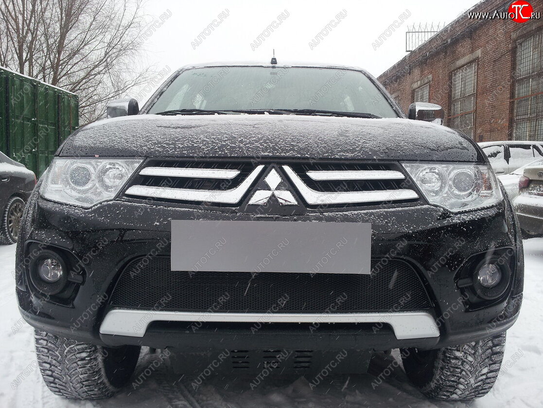 4 299 р. Защитная сетка в бампер (низ, ячейка 4х10 мм) Alfeco Премиум Mitsubishi L200 4  рестайлинг (2013-2016) (Чёрная)  с доставкой в г. Керчь