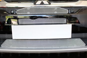 9 199 р. Защитная сетка в бампер (3 части, с парктроником, ячейка 4х10 мм) Alfeco Премиум  Mitsubishi Outlander  GF (2015-2018) 2-ой рестайлинг (Хром)  с доставкой в г. Керчь. Увеличить фотографию 2