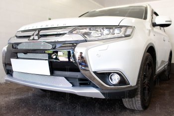 9 199 р. Защитная сетка в бампер (3 части, с парктроником, ячейка 4х10 мм) Alfeco Премиум  Mitsubishi Outlander  GF (2015-2018) 2-ой рестайлинг (Хром)  с доставкой в г. Керчь. Увеличить фотографию 5