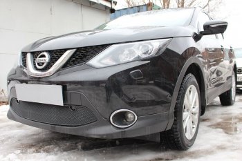 4 499 р. Защитная сетка в бампер (низ, с парктроником, ячейка 4х10 мм) Стрелка11 Премиум Nissan Qashqai 2 J11 дорестайлинг (2013-2019) (Чёрная)  с доставкой в г. Керчь. Увеличить фотографию 2