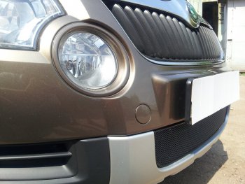 4 299 р. Защитная сетка в бампер (низ, ячейка 4х10 мм) Стрелка11 Премиум  Skoda Yeti (2009-2013) (Чёрная)  с доставкой в г. Керчь. Увеличить фотографию 2