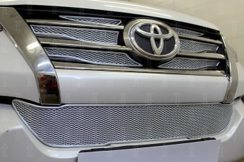 5 299 р. Защитная сетка в бампер (низ, ячейка 4х10 мм) Стрелка11 Премиум  Toyota Fortuner  AN160 (2015-2020) дорестайлинг (Хром)  с доставкой в г. Керчь. Увеличить фотографию 2