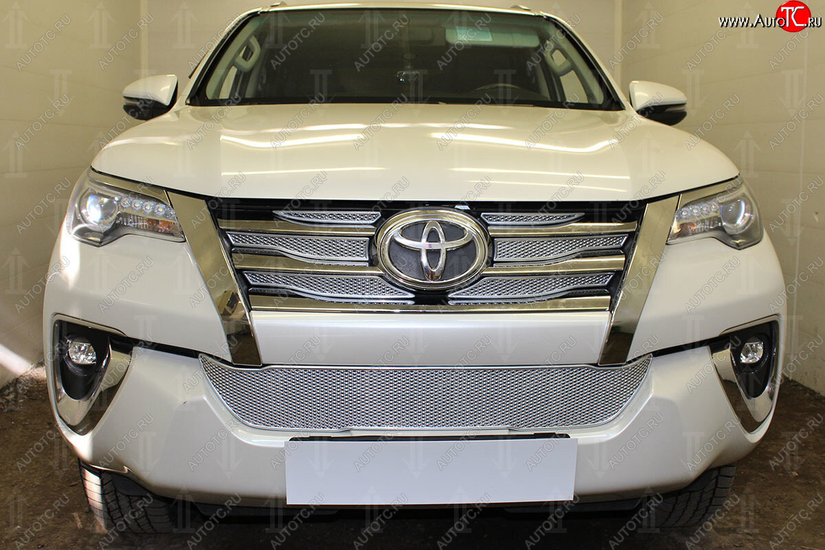 5 299 р. Защитная сетка в бампер (низ, ячейка 4х10 мм) Стрелка11 Премиум  Toyota Fortuner  AN160 (2015-2020) дорестайлинг (Хром)  с доставкой в г. Керчь