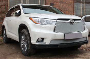 4 299 р. Защитная сетка в бампер (низ, ячейка 4х10 мм) Стрелка11 Премиум Toyota Highlander XU50 дорестайлинг (2013-2017) (Хром)  с доставкой в г. Керчь. Увеличить фотографию 2