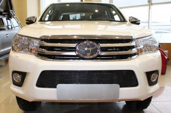 Защитная сетка в бампер (низ, ячейка 4х10 мм) Стрелка11 Премиум Toyota Hilux AN120 дорестайлинг (2016-2020) (Чёрная)
