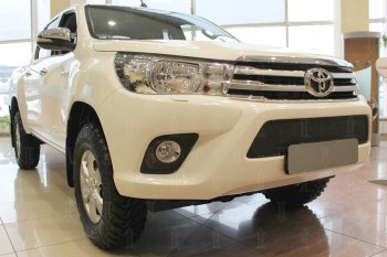 4 299 р. Защитная сетка в бампер (низ, ячейка 4х10 мм) Стрелка11 Премиум Toyota Hilux AN120 дорестайлинг (2016-2020) (Чёрная)  с доставкой в г. Керчь. Увеличить фотографию 3