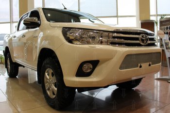 4 549 р. Защитная сетка в бампер (низ, ячейка 4х10 мм) Стрелка11 Премиум Toyota Hilux AN120 дорестайлинг (2016-2020) (Хром)  с доставкой в г. Керчь. Увеличить фотографию 2