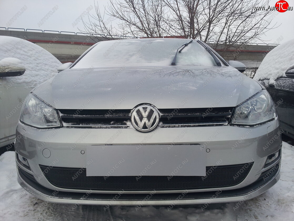 4 299 р. Защитная сетка в бампер (низ, ячейка 4х10 мм) Стрелка11 Премиум  Volkswagen Golf  7 (2012-2020) дорестайлинг, хэтчбэк 5 дв., рестайлинг универсал, рестайлинг, хэтчбэк 5 дв. (Чёрная)  с доставкой в г. Керчь