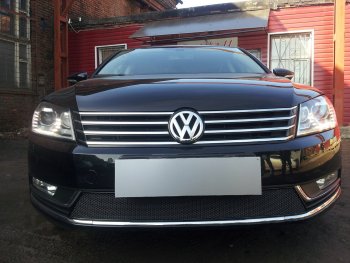 Защитная сетка в бампер (низ, ячейка 4х10 мм) Стрелка11 Премиум Volkswagen Passat B7 седан (2010-2015) (Чёрная)