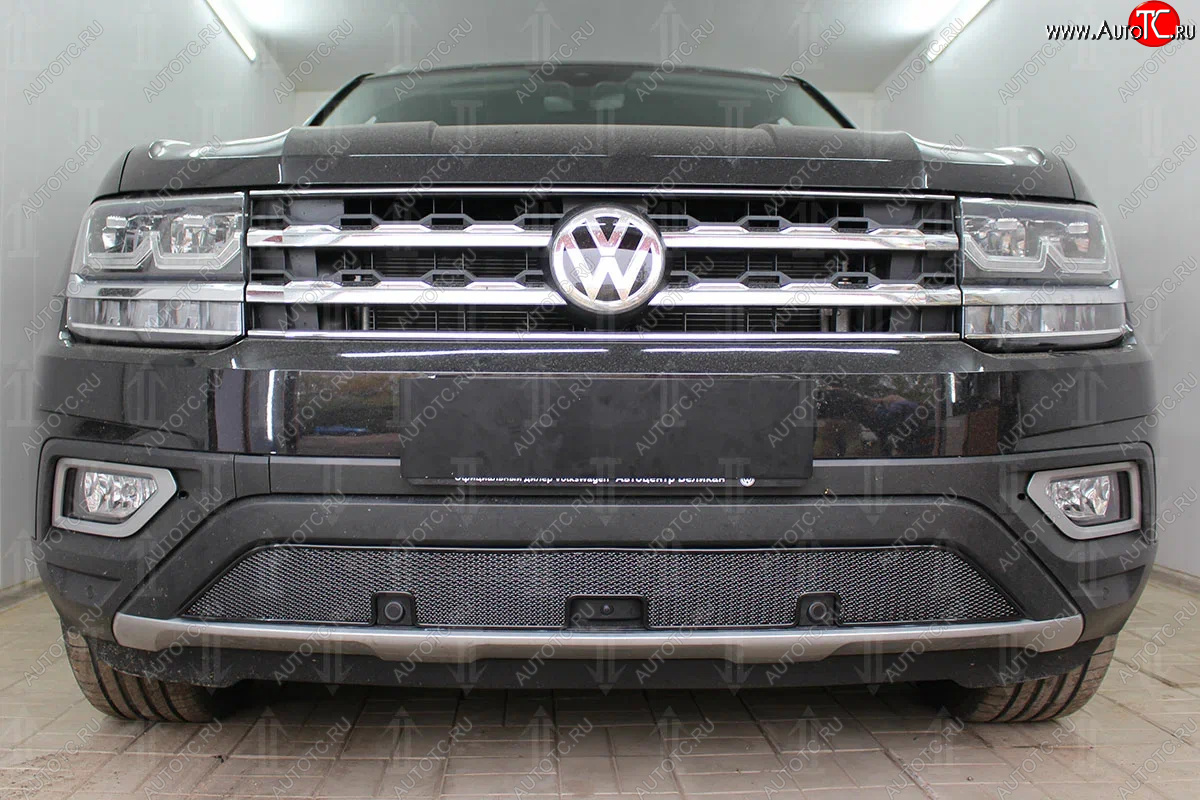 4 499 р. Защитная сетка в бампер (низ, ячейка 4х10 мм) Стрелка11 Премиум  Volkswagen Teramont  CA1 (2016-2020) дорестайлинг (Чёрная)  с доставкой в г. Керчь
