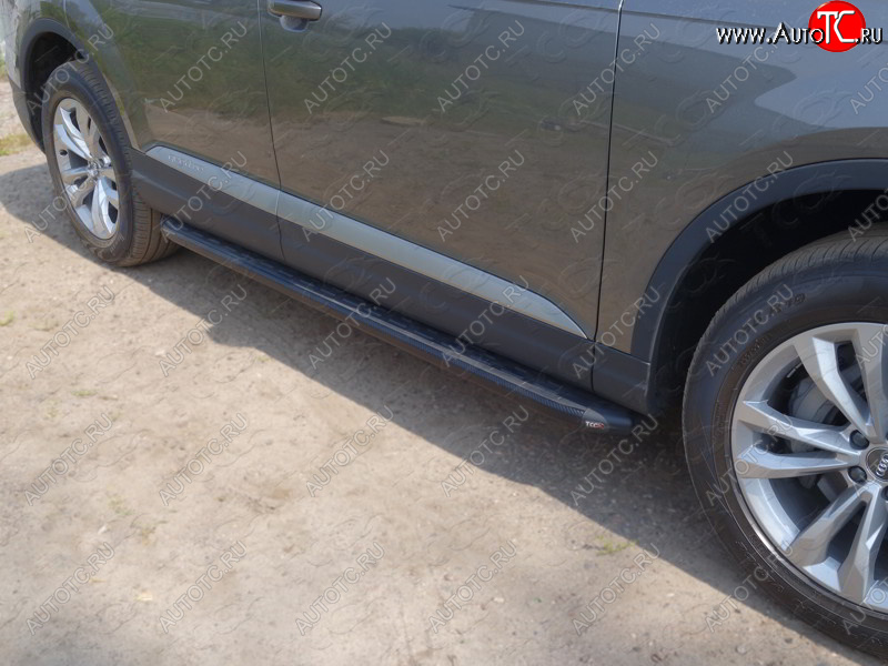30 999 р. Пороги алюминиевые с пластиковой накладкой ТСС Тюнинг  Audi Q7  4M (2015-2020) дорестайлинг (карбон черный)  с доставкой в г. Керчь