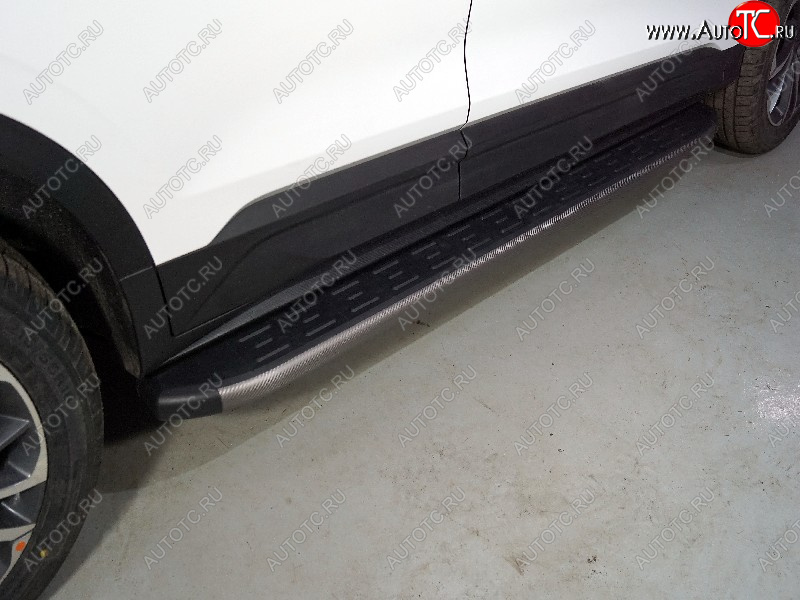 21 999 р. Пороги алюминиевые с пластиковой накладкой ТСС Тюнинг  Geely Coolray  SX11 (2018-2023) дорестайлинг (карбон серые)  с доставкой в г. Керчь