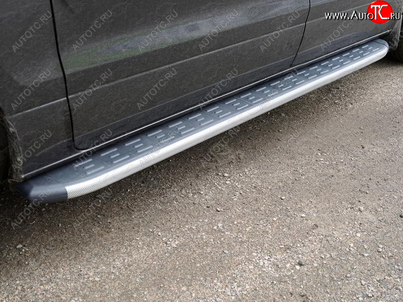 30 999 р. Пороги алюминиевые с пластиковой накладкой, ТСС Тюнинг  Hyundai Starex/Grand Starex/H1  TQ (2017-2022) 2-ой рестайлинг (карбон серебро)  с доставкой в г. Керчь