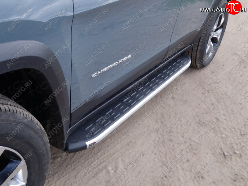 20 599 р. Пороги алюминиевые с пластиковой накладкой (Trailhawk) ТСС Тюнинг  Jeep Cherokee  KL (2014-2017) дорестайлинг (серый (алюминий))  с доставкой в г. Керчь