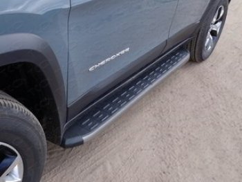 Пороги алюминиевые с пластиковой накладкой (Trailhawk) ТСС Тюнинг Jeep Cherokee  KL (2014-2017) дорестайлинг (карбон серый)