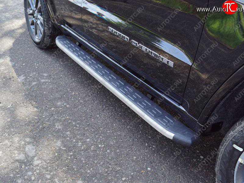 20 599 р. Пороги алюминиевые с пластиковой накладкой ТСС Тюнинг  Jeep Grand Cherokee  WK2 (2013-2018) 1-ый рестайлинг (серые)  с доставкой в г. Керчь