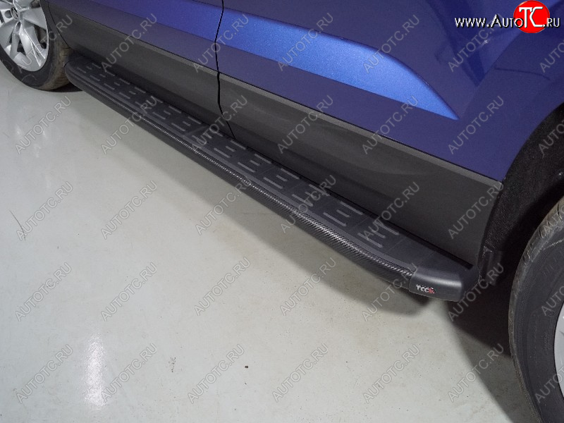 21 999 р. Пороги алюминиевые с пластиковой накладкой ТСС Тюнинг  Skoda Karoq  NU7 (2020-2025) рестайлинг (карбон черные)  с доставкой в г. Керчь