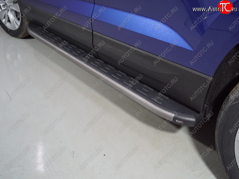 21 999 р. Пороги алюминиевые с пластиковой накладкой, ТСС Тюнинг  Skoda Karoq  NU7 (2020-2025) рестайлинг (карбон серые)  с доставкой в г. Керчь