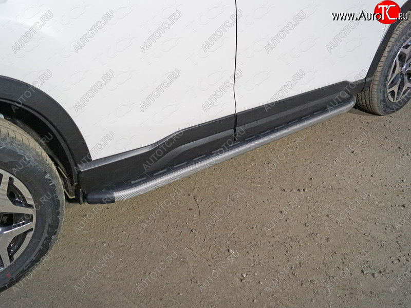 21 999 р. Пороги алюминиевые с пластиковой накладкой, ТСС Тюнинг  Subaru Forester  SK/S14 (2018-2021) дорестайлинг (карбон серые)  с доставкой в г. Керчь