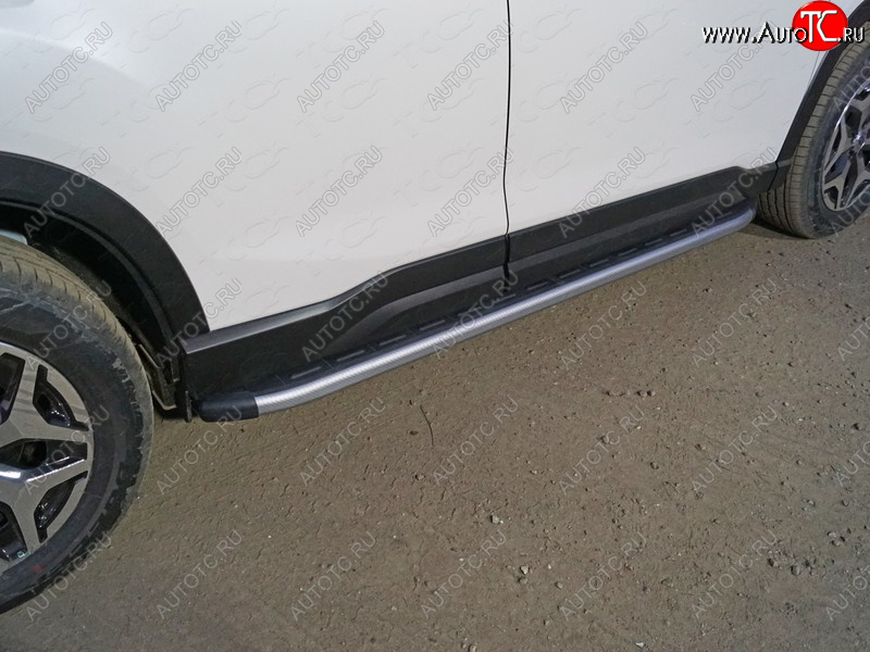 21 999 р. Пороги алюминиевые с пластиковой накладкой, ТСС Тюнинг  Subaru Forester  SK/S14 (2018-2021) дорестайлинг (карбон серебро)  с доставкой в г. Керчь