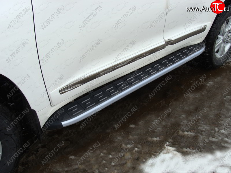 21 999 р. Пороги алюминиевые с пластиковой накладкой (кроме EXECUTIVE) ТСС Тюнинг  Toyota Land Cruiser  200 (2015-2021) 2-ой рестайлинг (карбон серебро)  с доставкой в г. Керчь