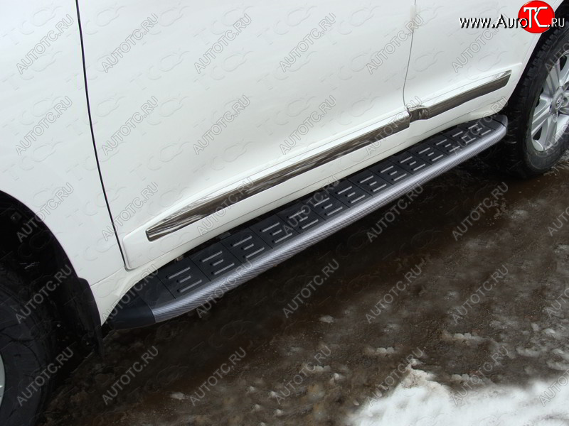 21 999 р. Пороги алюминиевые с пластиковой накладкой ТСС Тюнинг  Toyota Land Cruiser  200 (2015-2021) 2-ой рестайлинг (карбон черные)  с доставкой в г. Керчь
