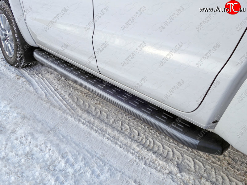21 999 р. Пороги алюминиевые с пластиковой накладкой ТСС Тюнинг  Volkswagen Amarok (2016-2022) рестайлинг (карбон черные)  с доставкой в г. Керчь