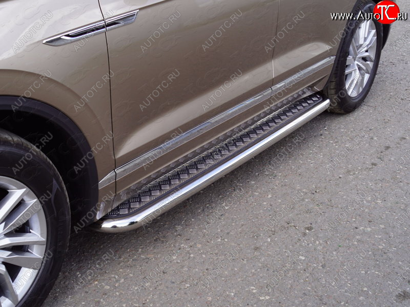 38 999 р. Пороги с площадкой 60,3 мм ТСС Тюнинг  Volkswagen Touareg  CR (2018-2025) (серые)  с доставкой в г. Керчь