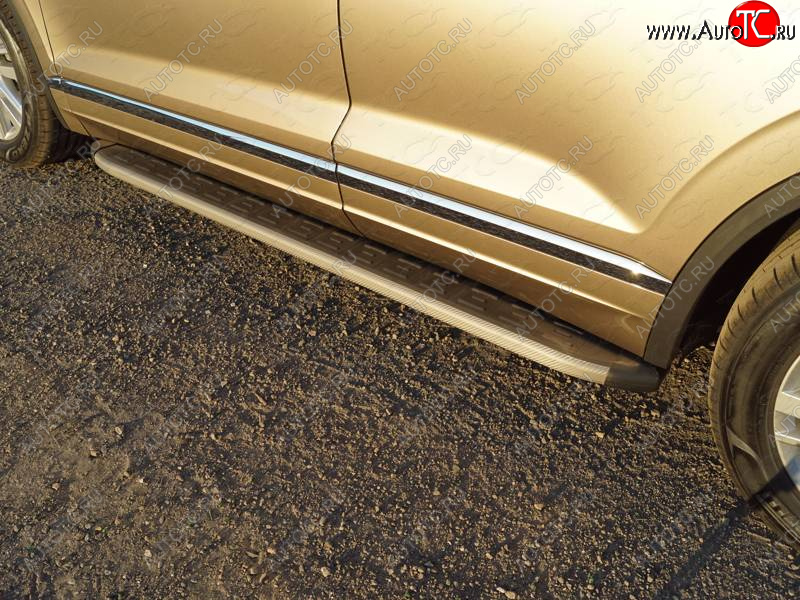 21 999 р. Пороги алюминиевые с пластиковой накладкой ТСС Тюнинг  Volkswagen Touareg  CR (2018-2025) (карбон серые)  с доставкой в г. Керчь