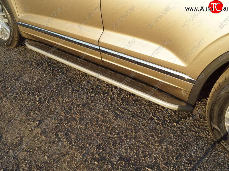 21 999 р. Пороги алюминиевые с пластиковой накладкой, ТСС Тюнинг  Volkswagen Touareg  CR (2018-2025) (карбон серебро)  с доставкой в г. Керчь