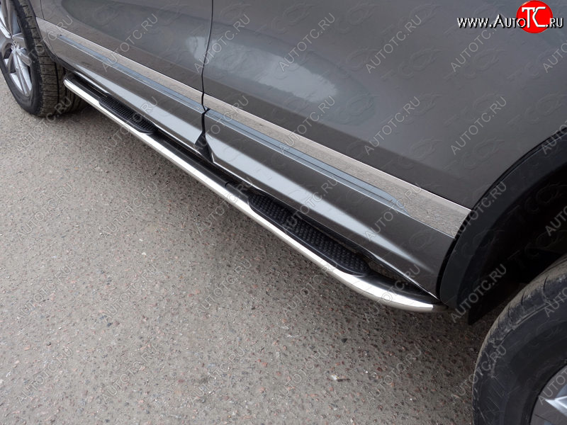 35 999 р. Пороги овальные гнутые с накладкой 75х42 мм R-Line ТСС Тюнинг  Volkswagen Touareg  NF (2014-2018) рестайлинг (серые)  с доставкой в г. Керчь