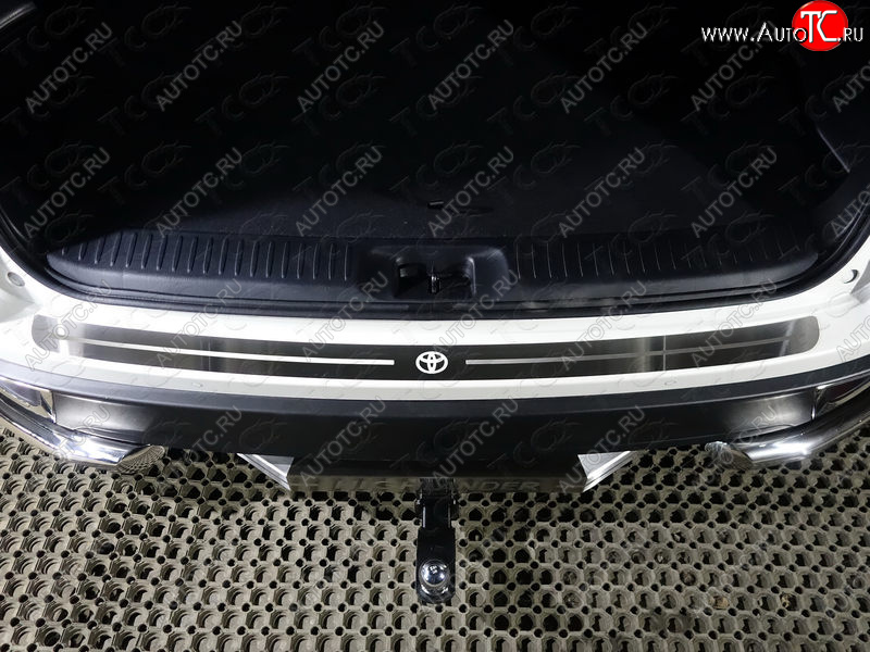3 999 р. Накладка на задний бампер ТСС Тюнинг  Toyota Highlander  XU50 (2016-2020) рестайлинг (лист шлифованный логотип Toyota)  с доставкой в г. Керчь
