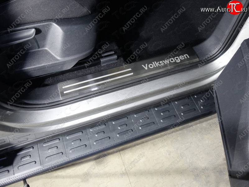 3 999 р. Накладки на пластиковые пороги, ТСС Тюнинг  Volkswagen Tiguan  Mk2 (2016-2020) дорестайлинг (лист шлифованный надпись Volkswagen)  с доставкой в г. Керчь