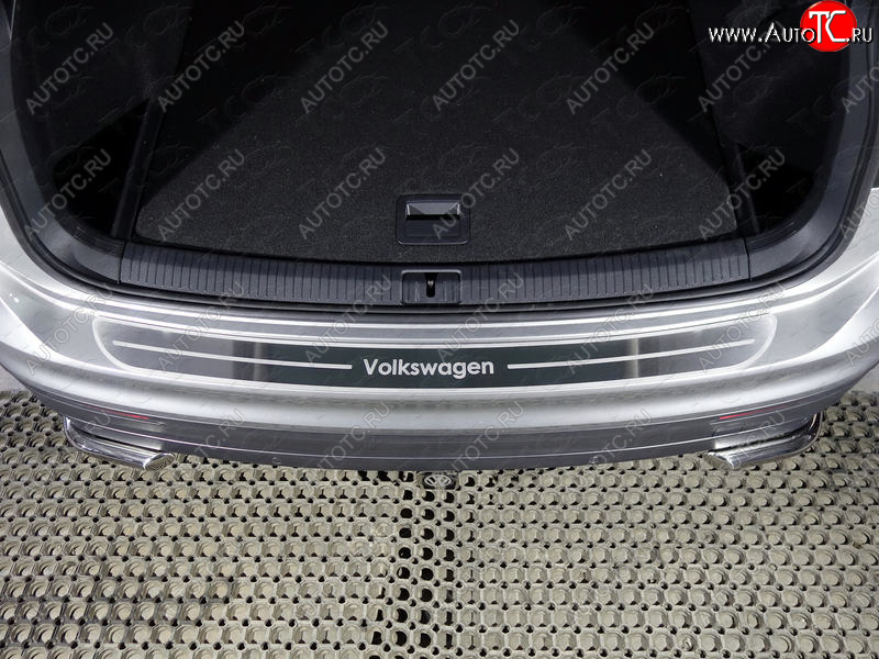 2 999 р. Накладка на задний бампер, ТСС Тюнинг  Volkswagen Tiguan  Mk2 (2016-2022) дорестайлинг, рестайлинг ( шлифованный надпись Volkswagen)  с доставкой в г. Керчь
