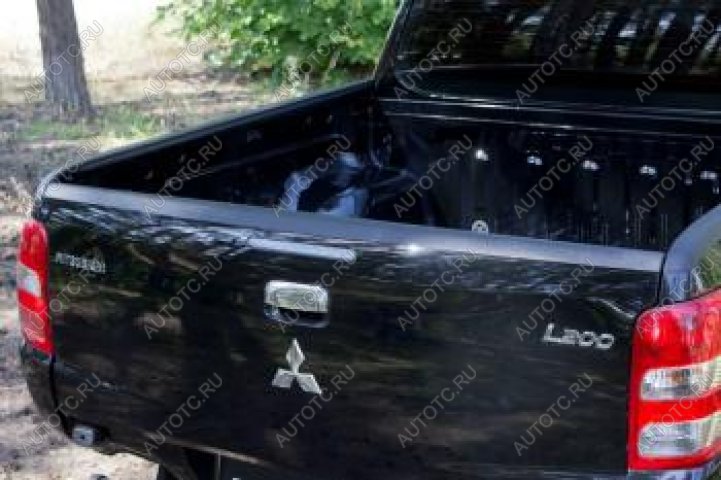 3 399 р. Накладка на задний откидной борт Русская Артель  Mitsubishi L200  5 KK,KL (2015-2019) дорестайлинг (со скотчем 3М)  с доставкой в г. Керчь