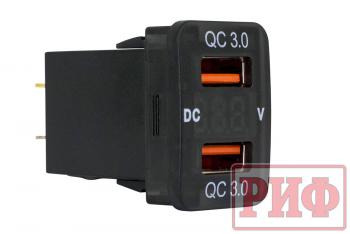 1 589 р. Розетка USB 2 QC 3.0 с вольтметром для Toyota 32x20 РИФ rif22-4-1013500  с доставкой в г. Керчь. Увеличить фотографию 1