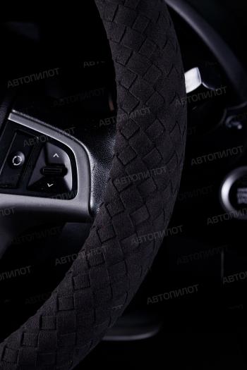 2 259 р. Оплётка на руль (37-39см BLW-023 натур. замша ПРЕМИУМ ручной работы) Автопилот   (темно-серый)  с доставкой в г. Керчь. Увеличить фотографию 2