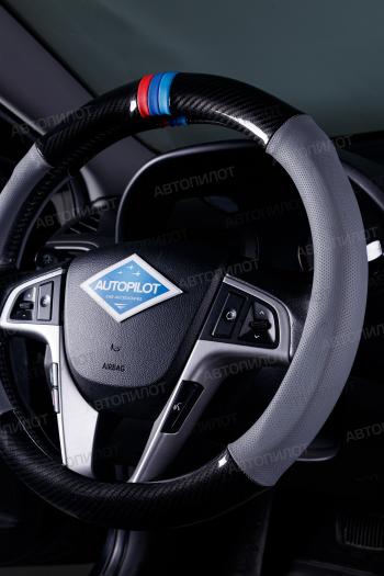 739 р. Оплетка на руль из кожи (37-39см, кожзам + карбон) Автопилот BLW-005   (черный/серый)  с доставкой в г. Керчь. Увеличить фотографию 2