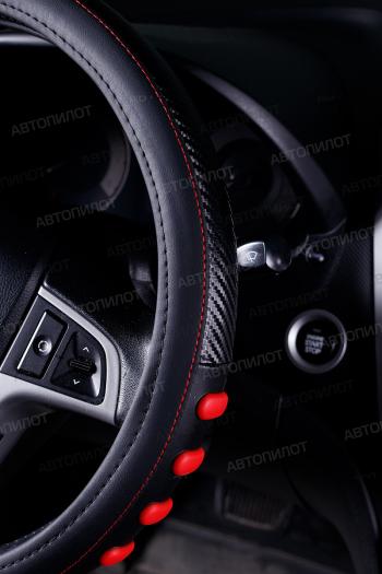 1 129 р. Оплётка на руль (37-39см BLW-011 кож/зам+карбон ) Автопилот   (черный/красный)  с доставкой в г. Керчь. Увеличить фотографию 3