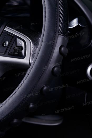 629 р. Оплётка на руль (37-39см BLW-011 кож/зам+карбон ) Автопилот   (черный)  с доставкой в г. Керчь. Увеличить фотографию 4