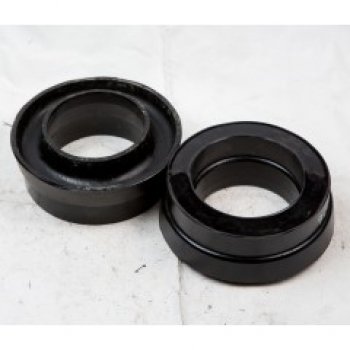 20мм Передние проставки для увеличения клиренса Chevrolet Astro 1985 по 2005 , GMC Typhoon 1991 по 1993 , Chrysler Aspen 2006 по 2008 , GMC Syclone 1991 , Dodge Durango II 2003 по 2006 , Chevrolet Suburban gmt410 Внедорожник 5 дв. 1992 по 1999 , Chevrolet S-10 Pickup Пикап Полуторная кабина 1993 по 2012 , Chevrolet Express II 2002 , Chevrolet S-10 Pickup Пикап Одинарная кабина 1993 по 2012 , Chevrolet Express I 1996 по 2002 , Dodge Durango II Рестайлинг 2006 по 2009 , GMC Savana I 1996 по 2002 , Chevrolet S-10 Pickup Пикап Двойная кабина 1993 по 2012 , GMC Jimmy Внедорожник 3дв. 1991 по 2005 , Chevrolet Suburban IX 1991 по 2001 , GMC Jimmy Внедорожник 5дв. 1991 по 2005 , Dodge RAM III (DRDH) Пикап Двойная кабина 2001 по 2008 , Dodge RAM IV (DSDJ) Пикап Двойная кабина 2008 по 2019 , Chevrolet Silverado I (GMT800) Рестайлинг Пикап Одинарная кабина 2002 по 2007 , Chevrolet Blazer II Внедорожник 3дв. 1994 по 1998 , Dodge RAM IV (DSDJ) Пикап Одинарная кабина 2008 по 2019 , Chevrolet Tahoe I Внедорожник 5дв. 1994 по 1999 , Dodge Dakota III 2004 по 2007 , Chevrolet Blazer II Внедорожник 5дв. 1994 по 1998 , GMC Yukon I (GMT400) Внедорожник 3дв. 1991 по 1999 , Dodge RAM III (DRDH) Пикап Одинарная кабина 2001 по 2008 , Chevrolet Tahoe I Внедорожник 3дв. 1994 по 1999 , Dodge Dakota III Рестайлинг Пикап Полуторная кабина Extended Cab 2007 по 2011 , Dodge RAM II (BRBE) Пикап Одинарная кабина 1994 по 2001 , GMC Yukon I (GMT400) Внедорожник 5дв. 1991 по 1999 , Chevrolet Silverado I (GMT800) Пикап Одинарная кабина 1998 по 2003 , Dodge Dakota III Рестайлинг Пикап Одинарная кабина 2007 по 2011 , Chevrolet Silverado I (GMT800) Рестайлинг Пикап Двойная кабина 2002 по 2007 , Chevrolet Blazer II Рестайлинг Внедорожник 5дв. 1998 по 2005 , Chevrolet Silverado I (GMT800) Пикап Двойная кабина 1998 по 2003 , Dodge Dakota III Пикап Полуторная кабина 2004 по 2007 , Dodge RAM II (BRBE) Пикап Полуторная кабина 1994 по 2001 , Chevrolet Silverado I (GMT800) Пикап Полуторная кабина 1998 по 2003 , Chevrolet Silverado I (GMT800) Рестайлинг Пикап Полуторная кабина 2002 по 2007 , Chevrolet Blazer II Рестайлинг Внедорожник 3дв. 1998 по 2005  Klirens Plus (комплект 2 шт и крепёж)  7-225-20