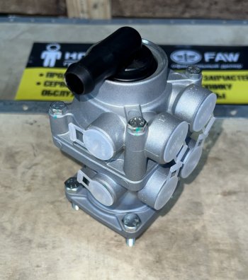 2 619 р. Кран тормозной главный HOWO WG9719360005 VALMO VALMO wg9719360005  с доставкой в г. Керчь. Увеличить фотографию 2