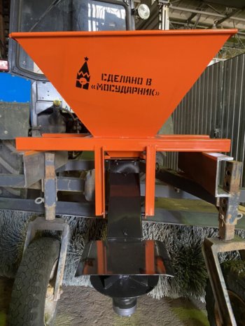 150 999 р. Пескоразбрасыватель МТЗ навесной на щетку заднюю (0.125куб.м) МУ МОСУДАРНИК мос-01  с доставкой в г. Керчь. Увеличить фотографию 2