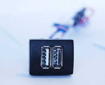 919 р. Зарядное устройство USB 2.0 2х2 3А5V15W Приора-Гранта ШТАТ 4631139744822  с доставкой в г. Керчь. Увеличить фотографию 3