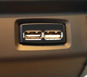 1 269 р. Зарядное устройство USB 2.0 2х2 Largus FLX-ray DusterSandero 5V 3А в консоль ШТАТ 4631160765292  с доставкой в г. Керчь. Увеличить фотографию 1